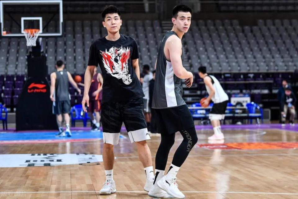 关于强强对碰：篮球比赛的精彩瞬间的信息