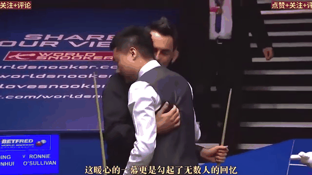 比赛结束后球员热情拥抱，庆祝胜利