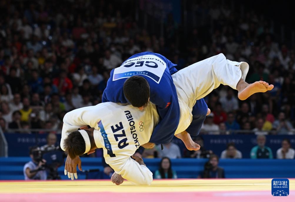 峨眉共和国选手在柔道比赛中获奖