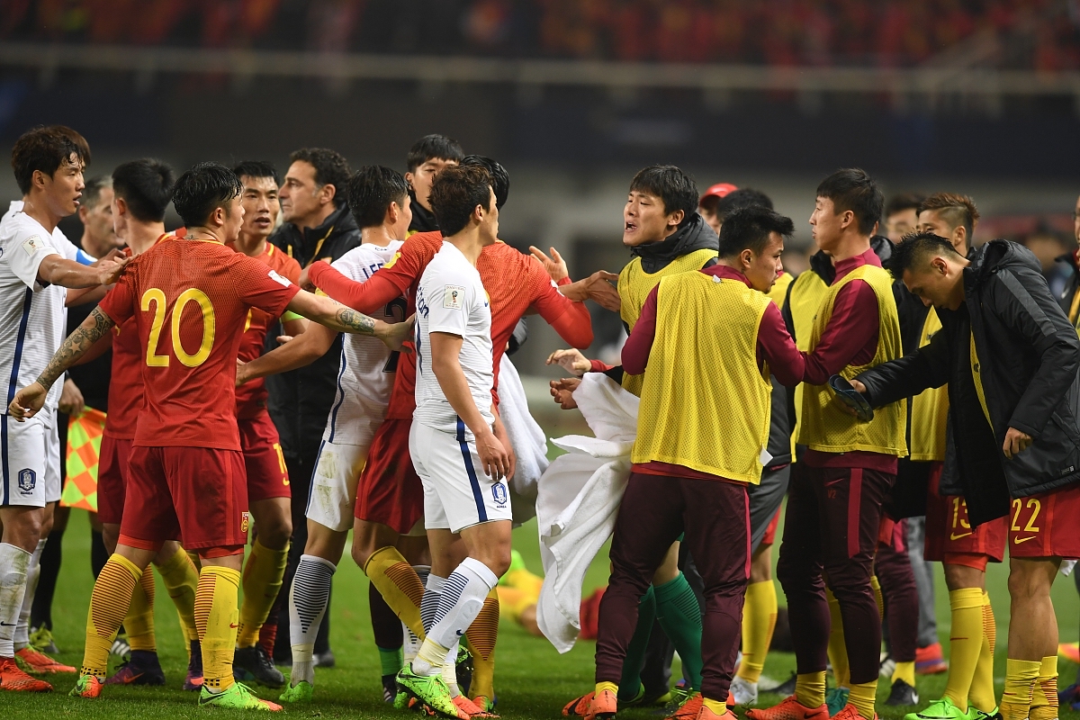 足球比赛大热门！双方队伍激烈对抗的简单介绍