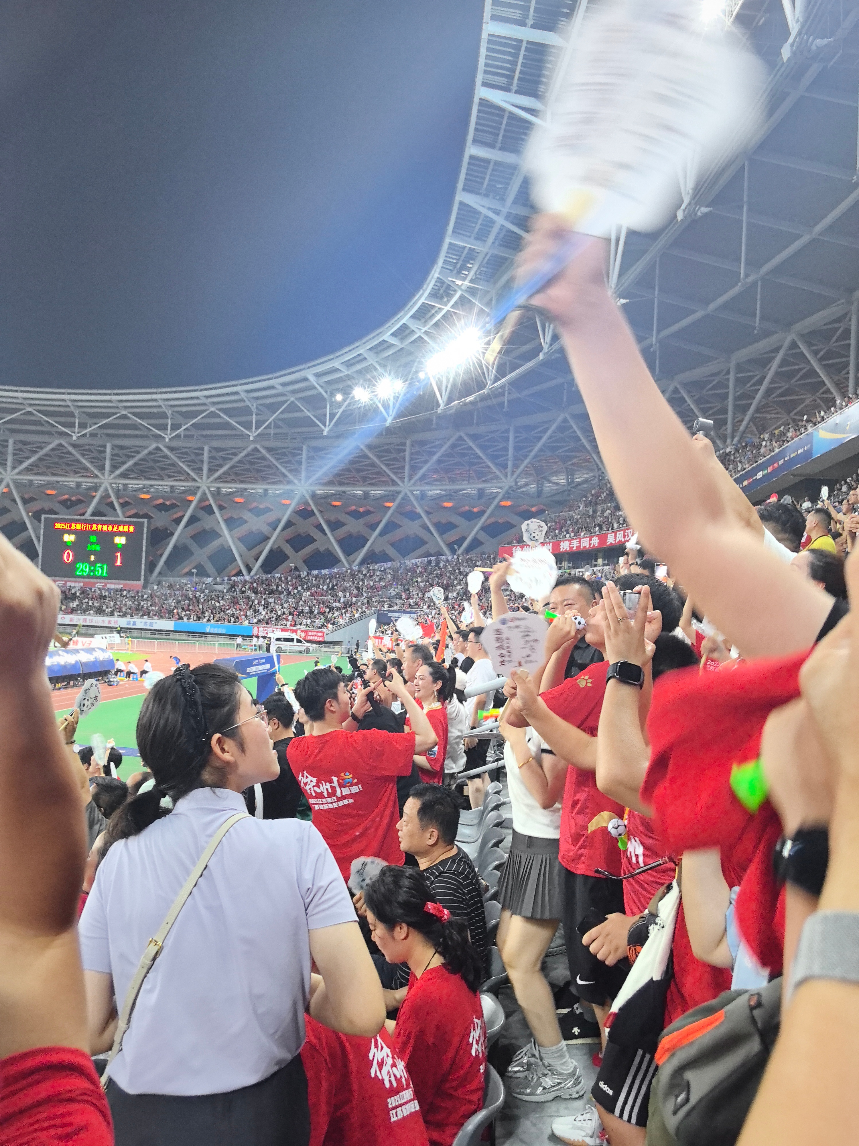 九游体育在线-比赛现场气氛热烈，球迷狂热支持球队！