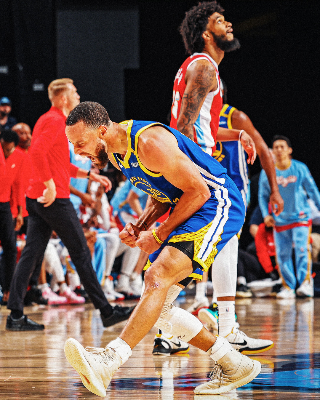 九游体育网页版入口-篮球比赛惊险激情，球员们展现出色胜负拼搏的简单介绍